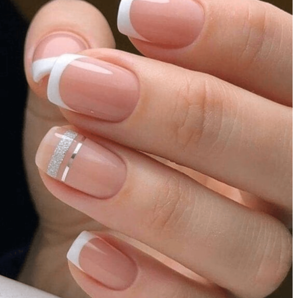 La French manicure sta tornando di moda