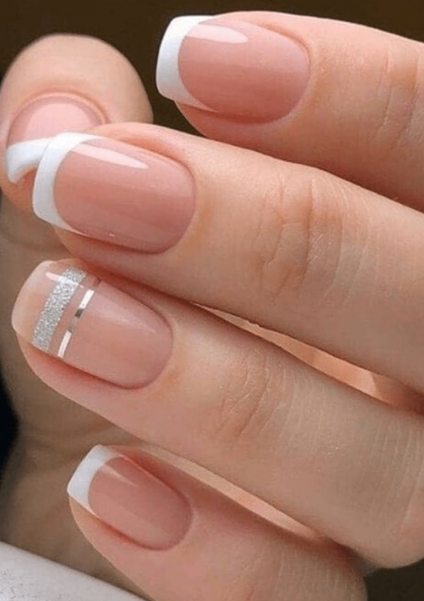 La French manicure sta tornando di moda