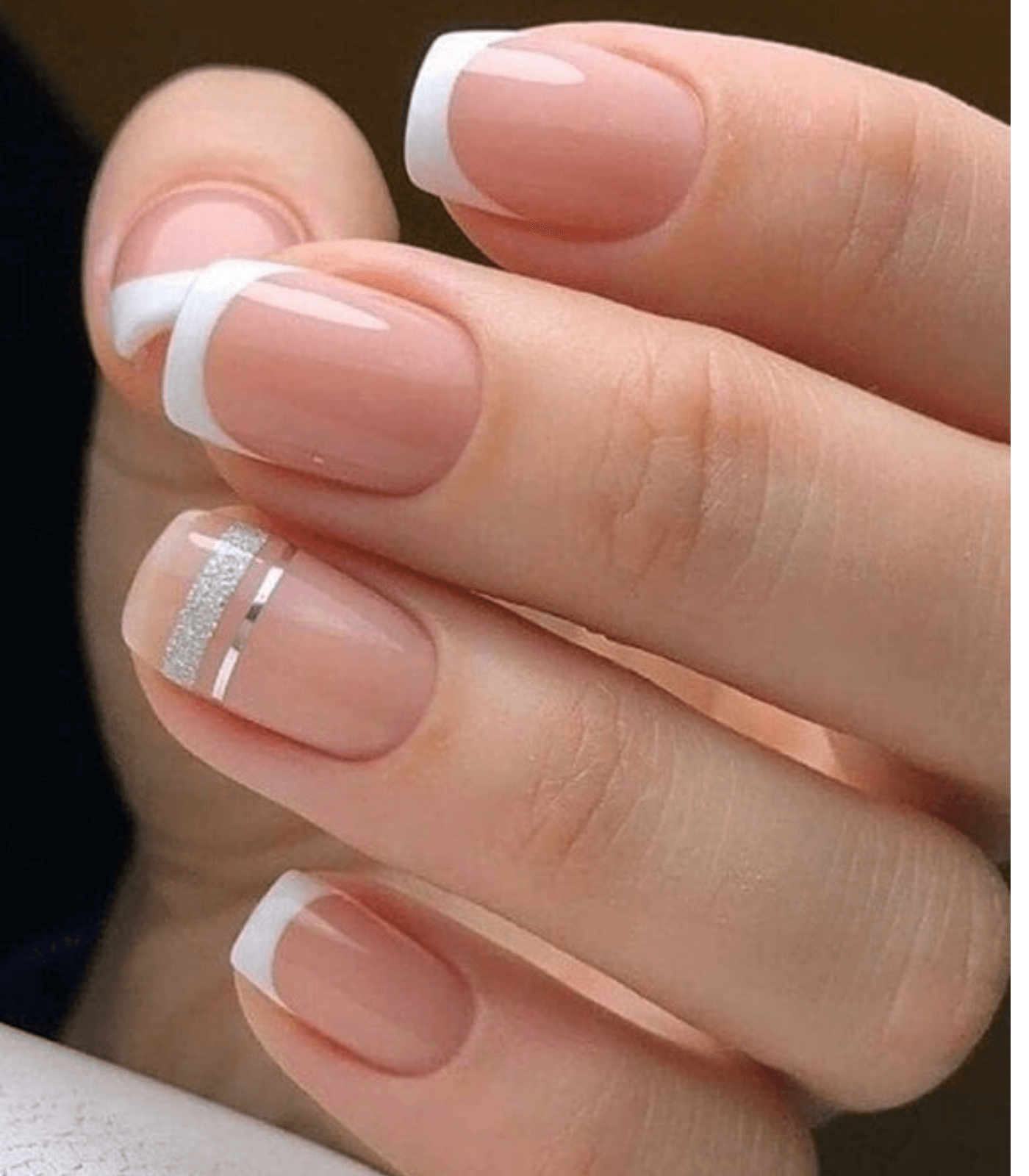 La French manicure sta tornando di moda