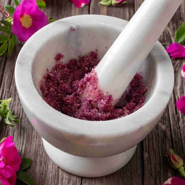 Scrub fatto in casa allo zucchero e petali di rosa
