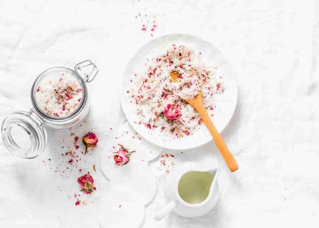 Scrub fatto in casa allo zucchero e petali di rosa