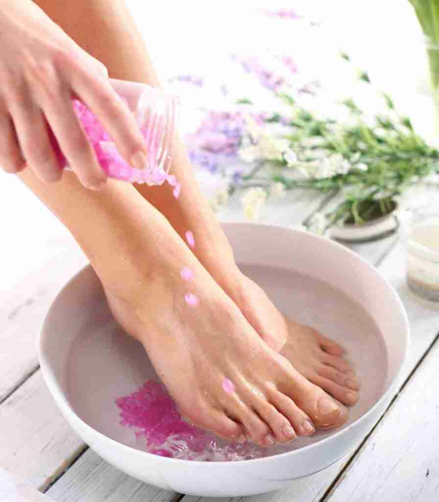 I piedi doloranti sono estremamente fastidiosi ma possono essere trattati con i rimedi naturali.