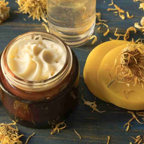 Crema viso all’olio di girasole e cera d’api