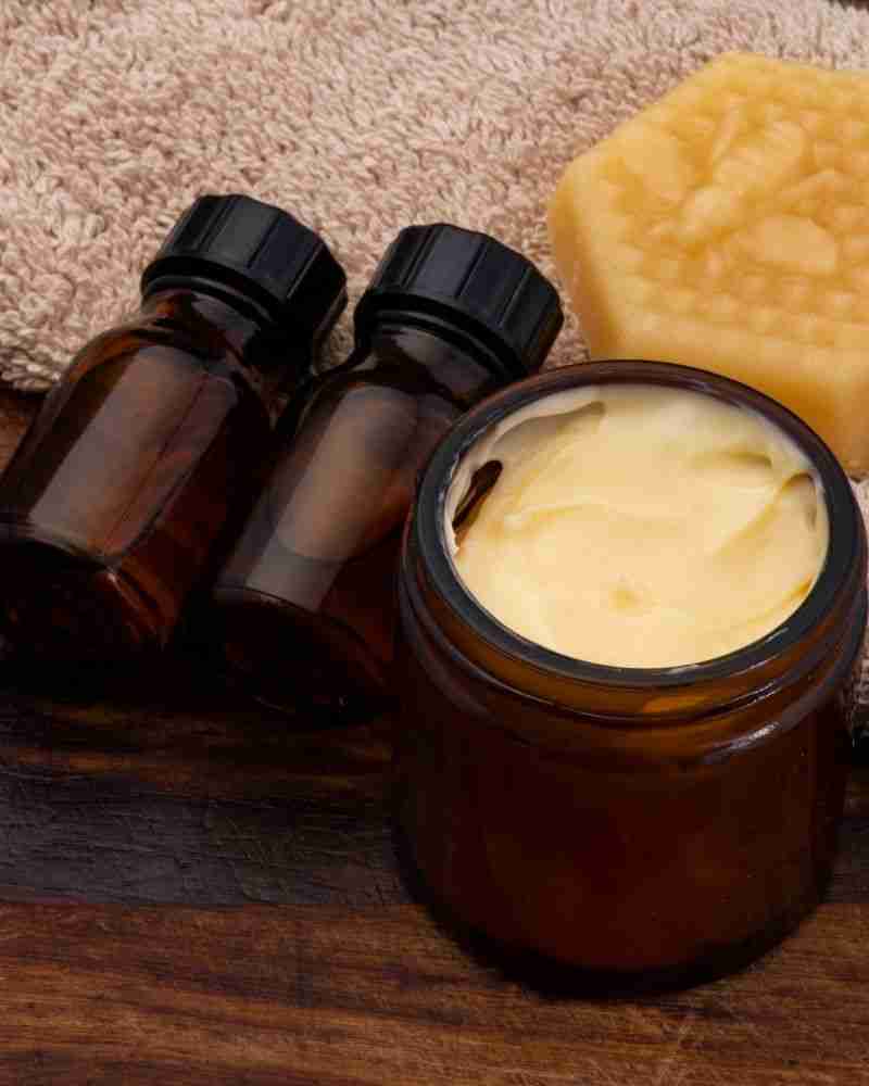 Crema viso all’olio di girasole e cera d’api