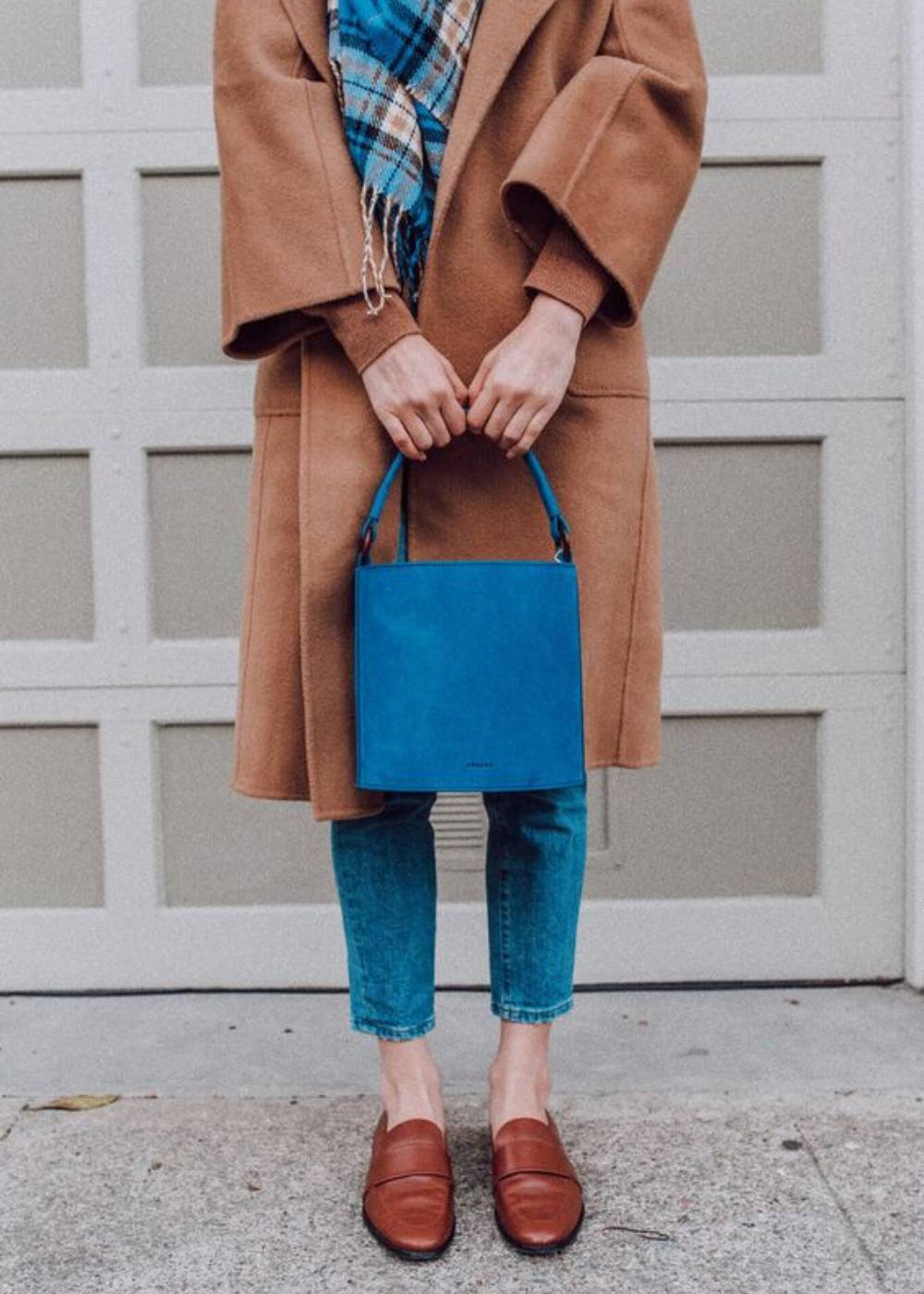 Outfit blu con caramello