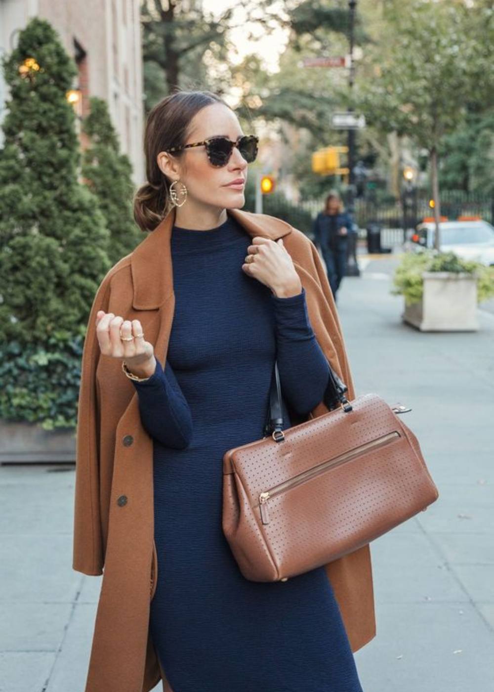 Outfit blu con caramello