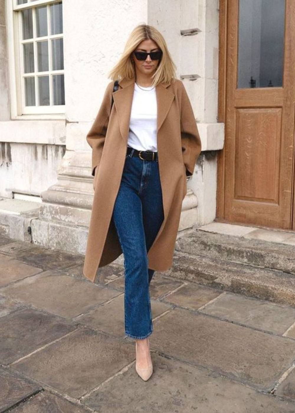 Outfit blu con caramello
