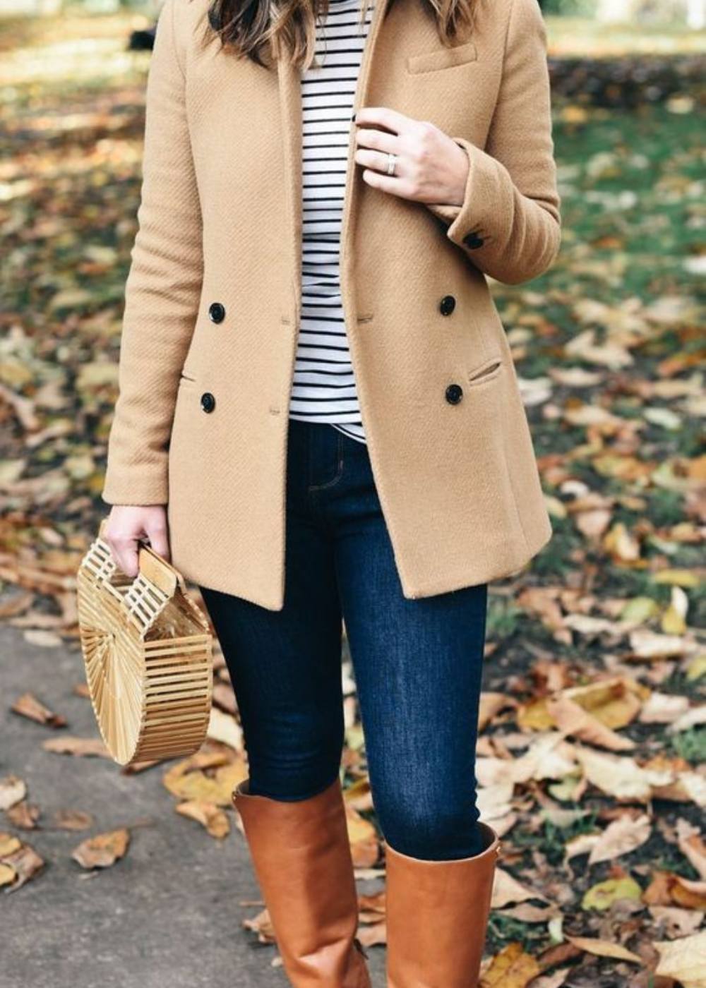 Outfit blu con caramello