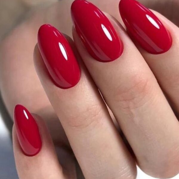 L'eleganza delle unghie rosse
