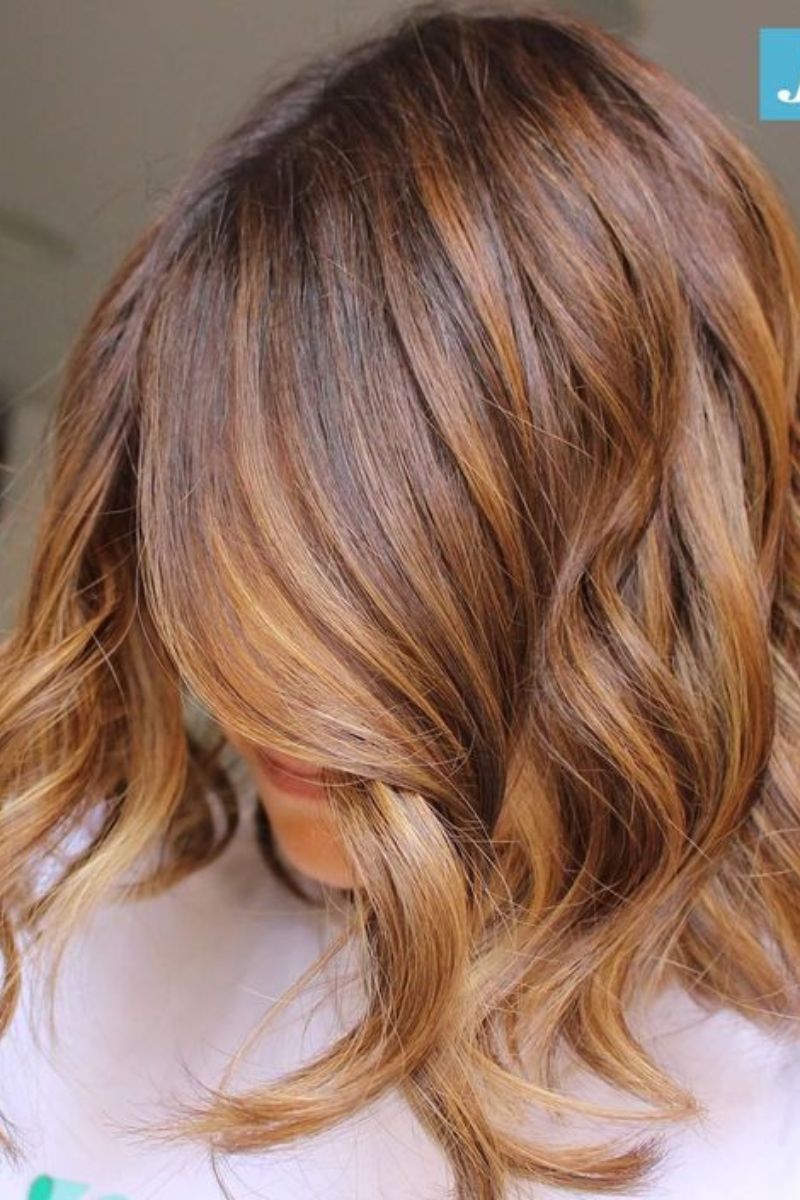 Capelli color nocciola: un colore sempre di moda