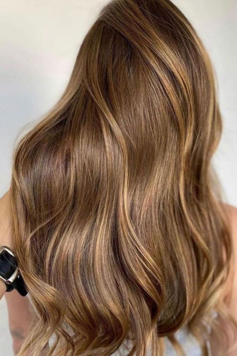 Capelli color nocciola: un colore sempre di moda