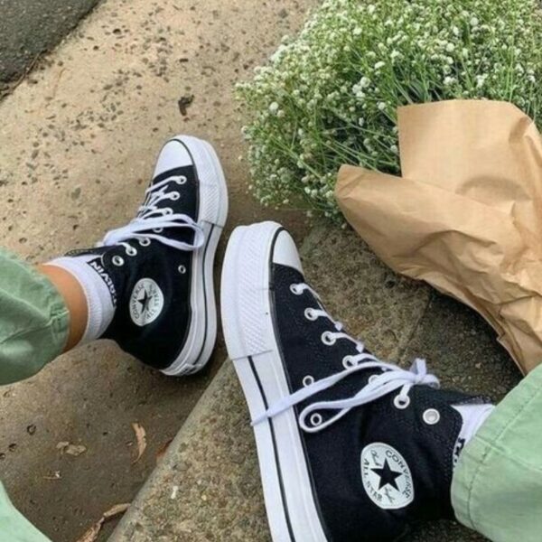 Converse nere All-Star, un classico che non passa di moda