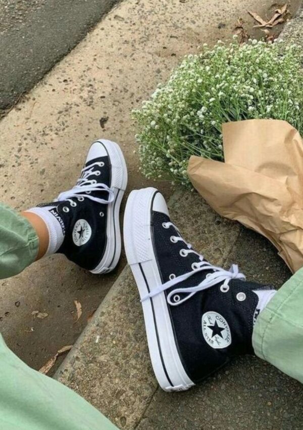 Converse nere All-Star, un classico che non passa di moda