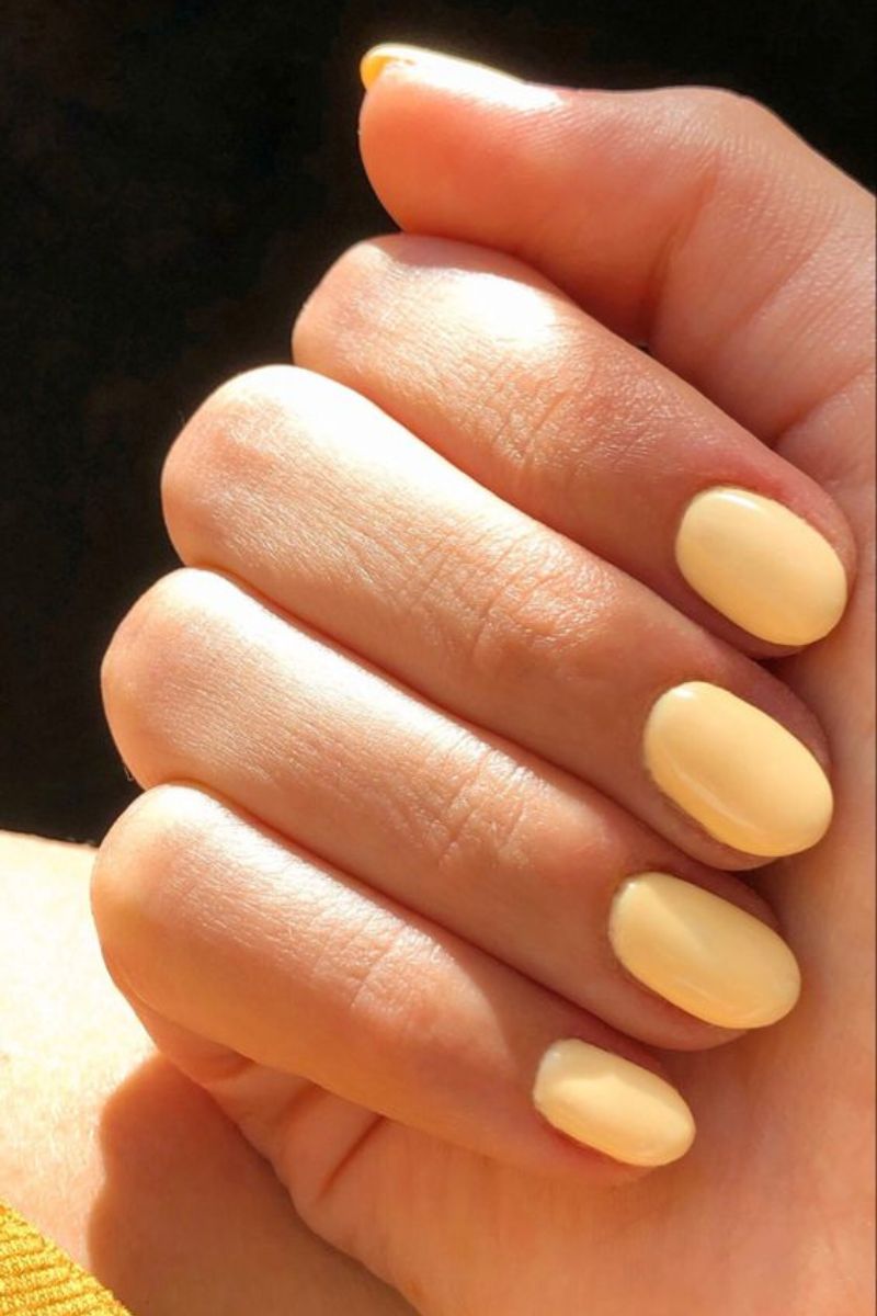 La nail art giallo è il trend di questa estate