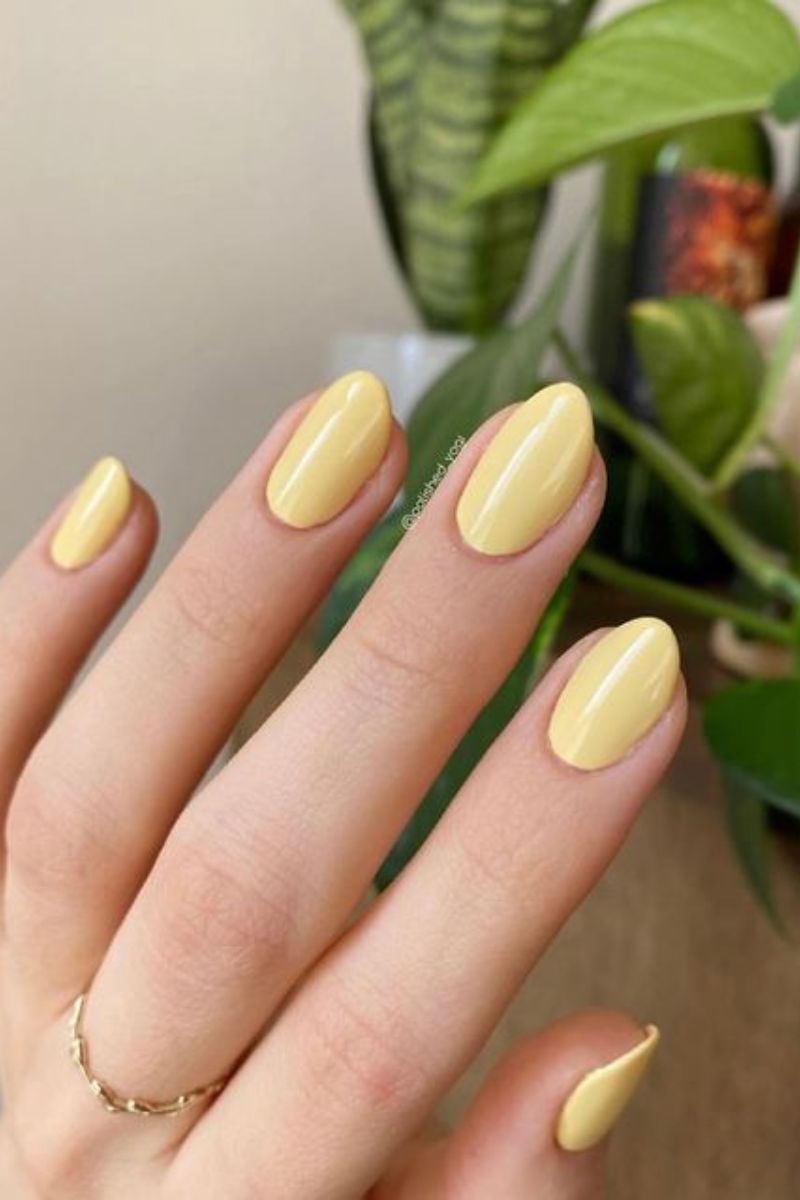 La nail art giallo è il trend di questa estate