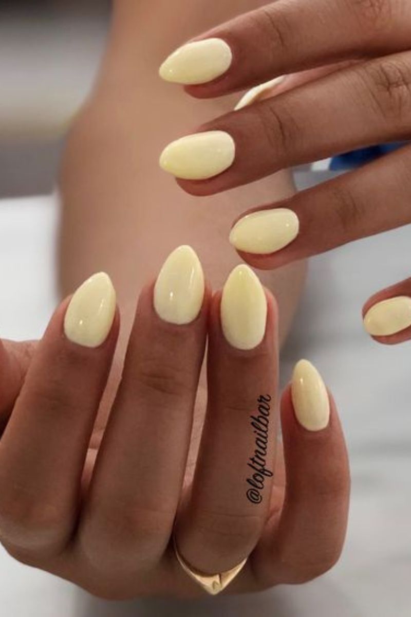 La nail art giallo è il trend di questa estate