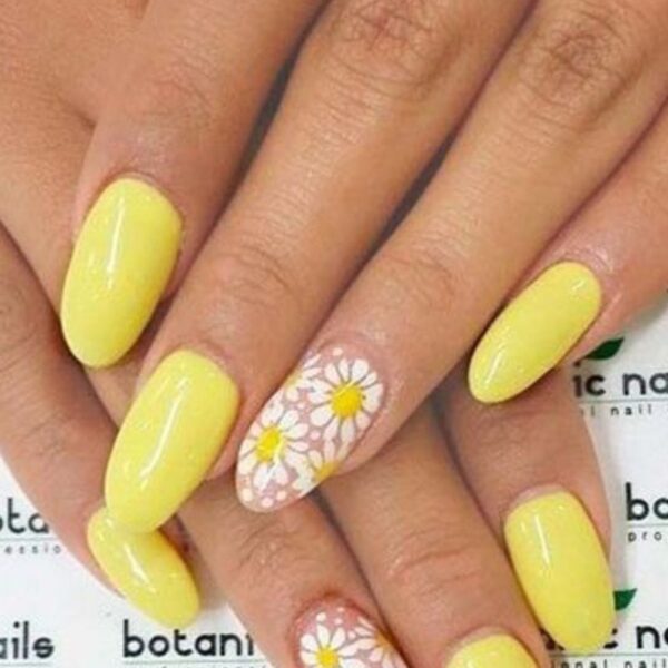 La nail art giallo è il trend di questa estate