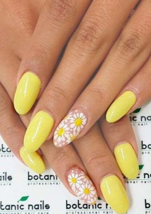 La nail art giallo è il trend di questa estate