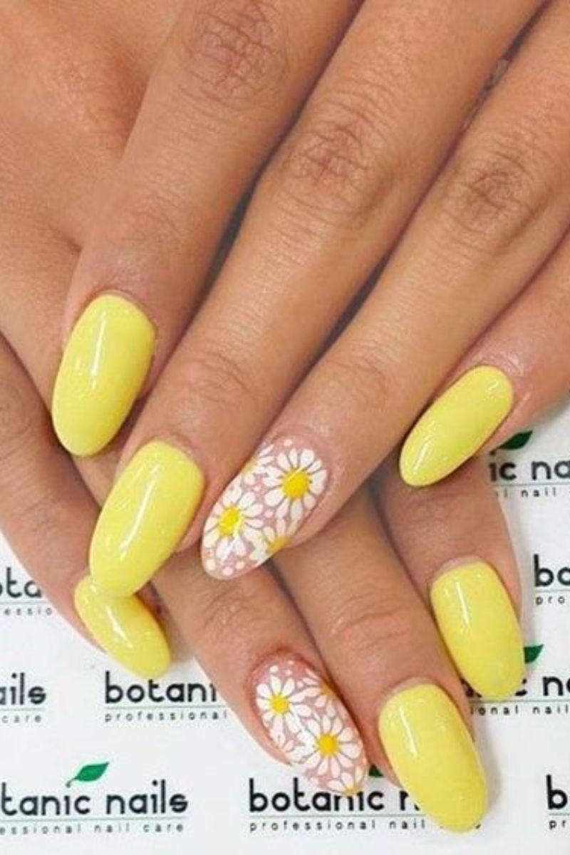 La nail art giallo è il trend di questa estate