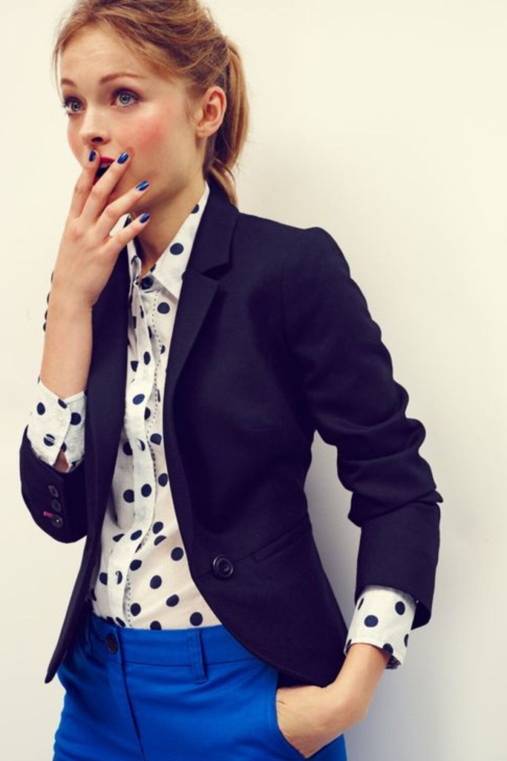 Come portare il blazer blu, must-have dei look in stile francese