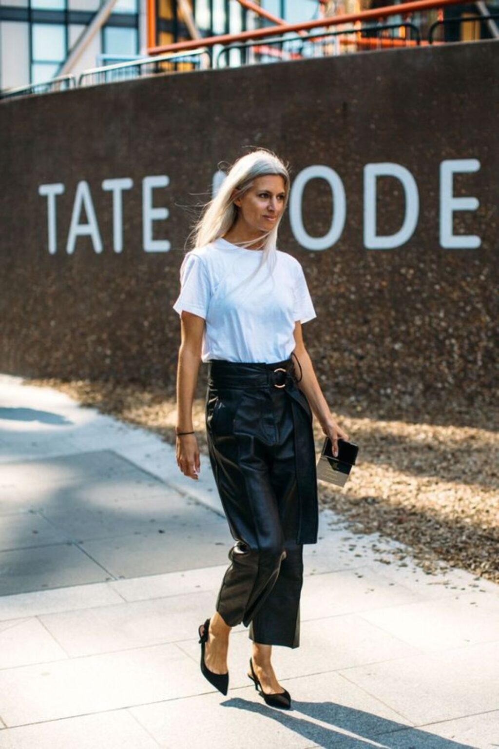 Semplice ma chic: 5 combinazioni alla moda con la tua T-shirt bianca per la primavera 2023