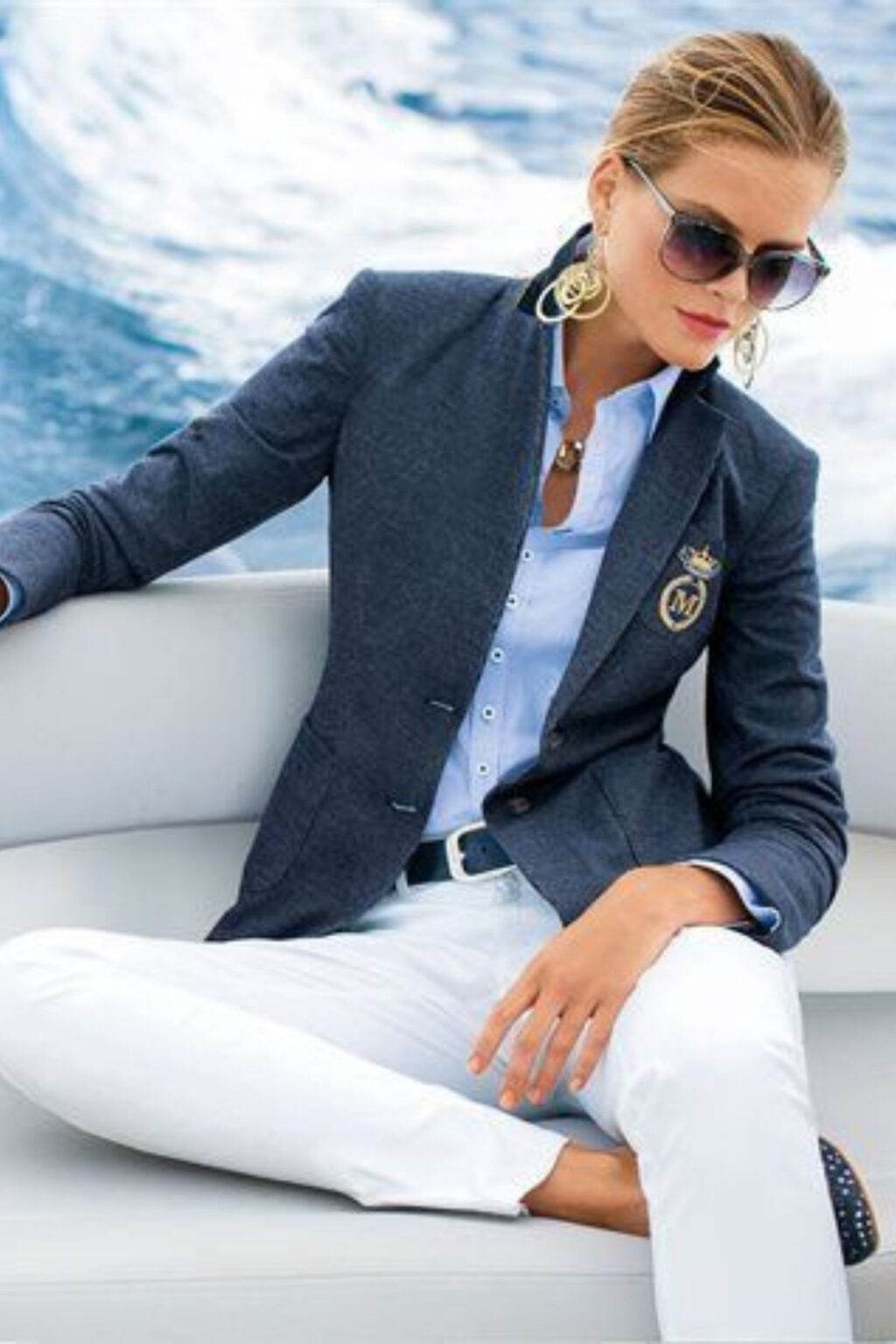 Come portare il blazer blu, must-have dei look in stile francese
