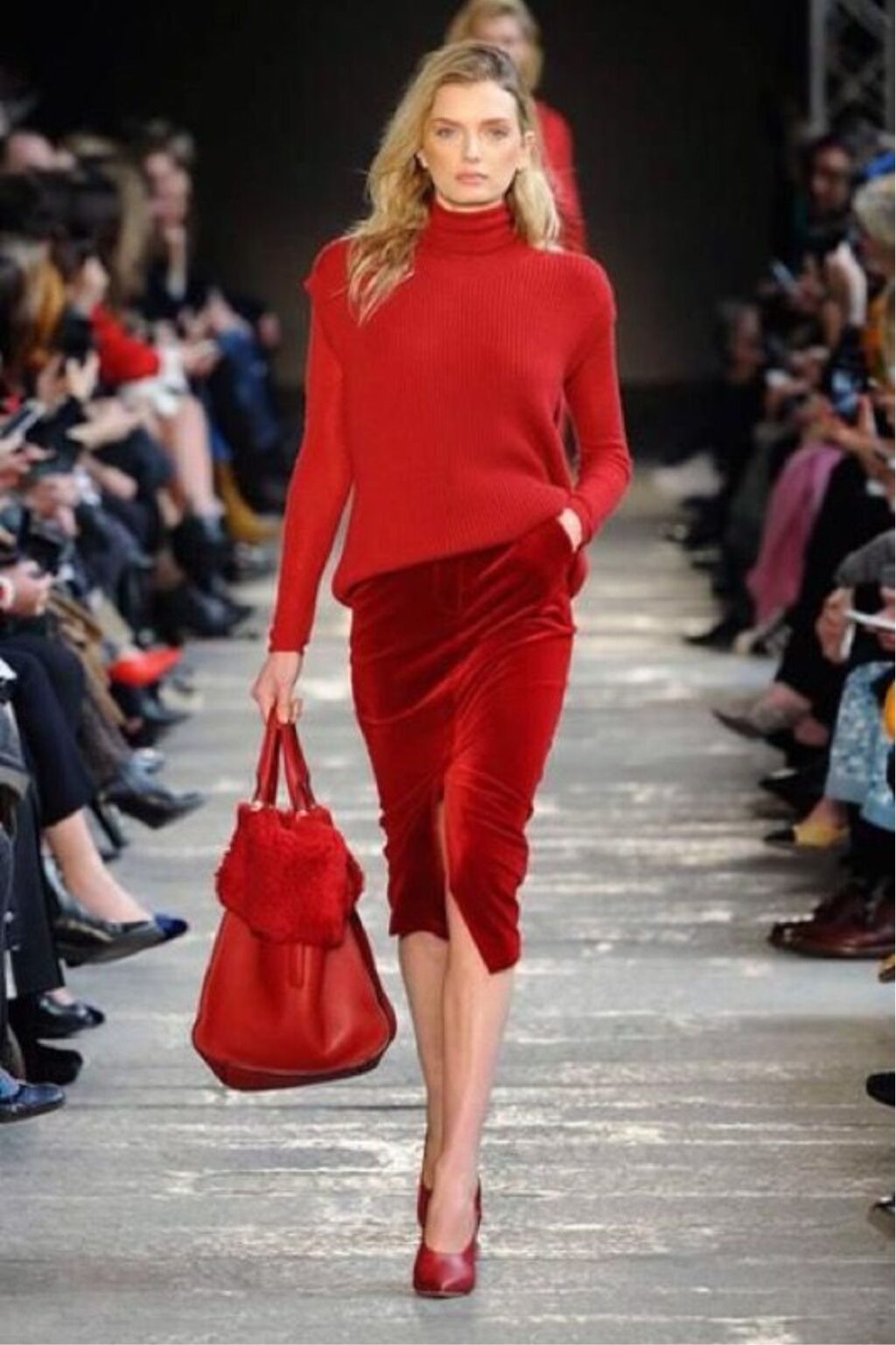 Il rosso incendia l'Autunno Inverno 2023-2024: esploriamo la tendenza del total look