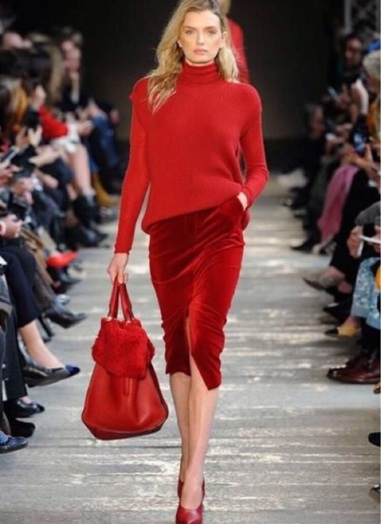 Il rosso incendia l'Autunno Inverno 2023-2024: esploriamo la tendenza del total look