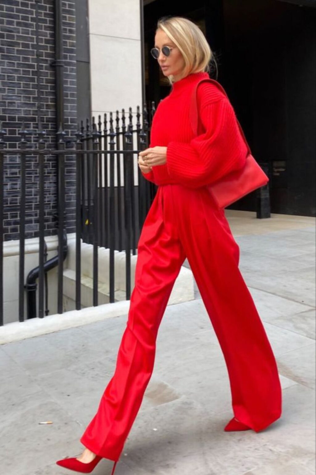 Il rosso incendia l'Autunno Inverno 2023-2024: esploriamo la tendenza del total look