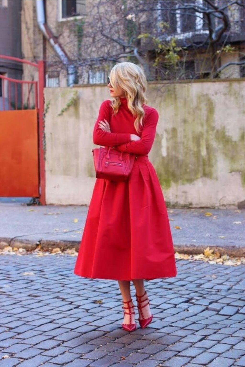 Il rosso incendia l'Autunno Inverno 2023-2024: esploriamo la tendenza del total look