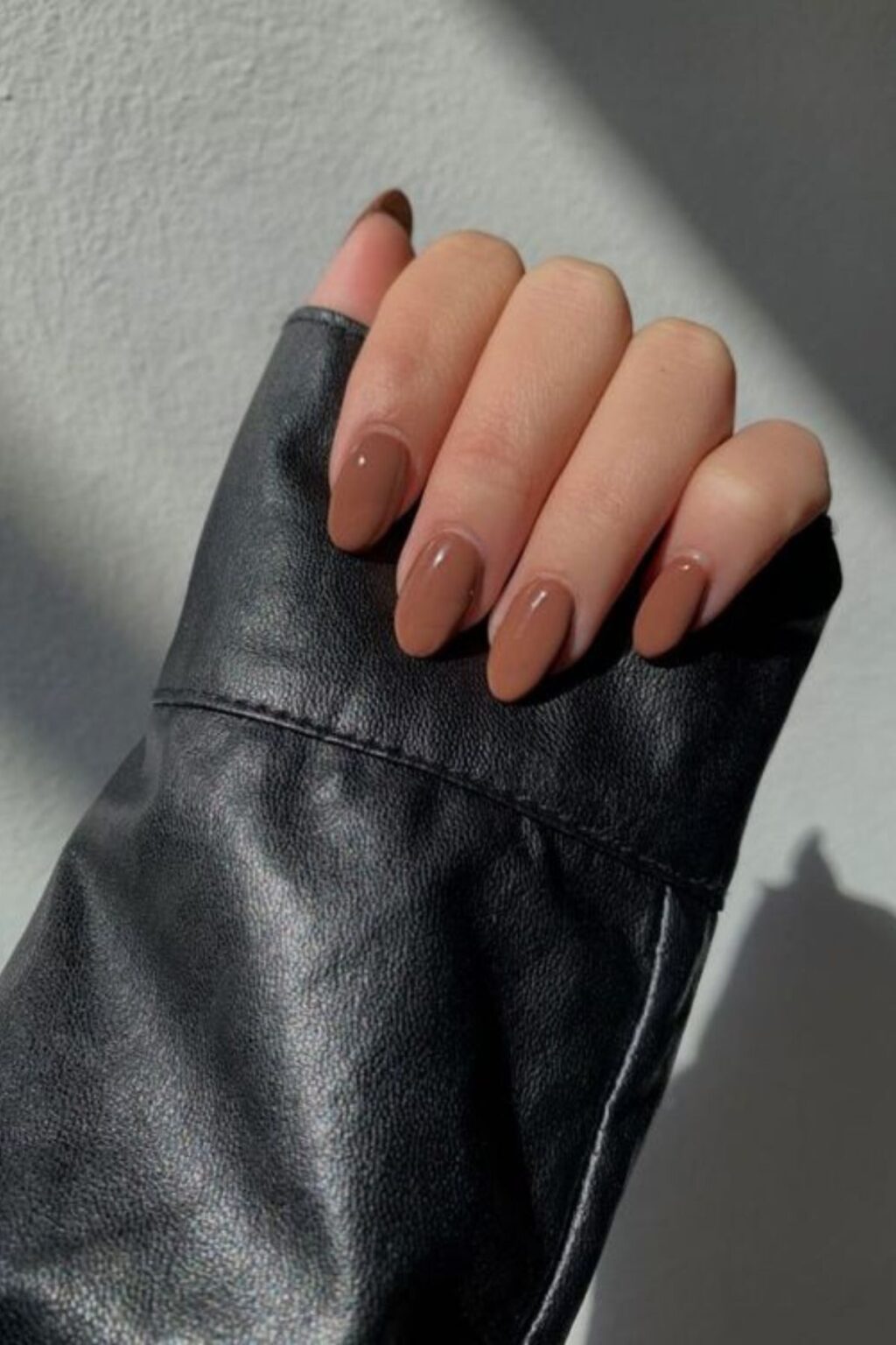 Nail Marrone: la tendenza autunno-inverno per le tue unghie