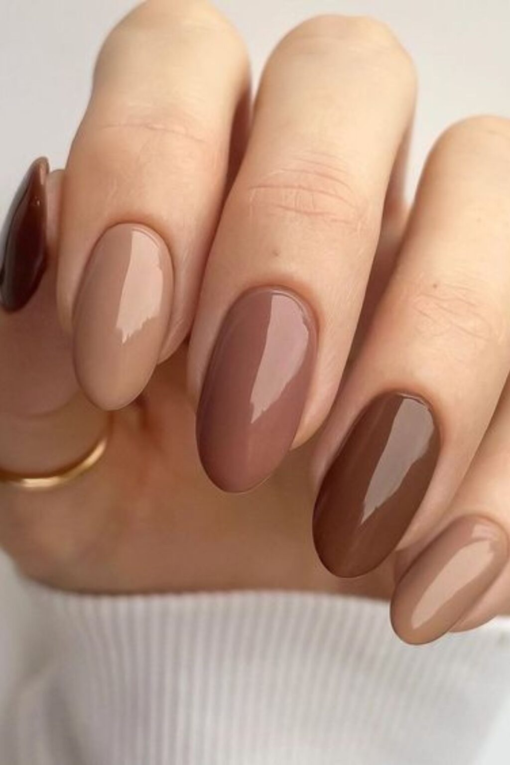 Nail Marrone: la tendenza autunno-inverno per le tue unghie