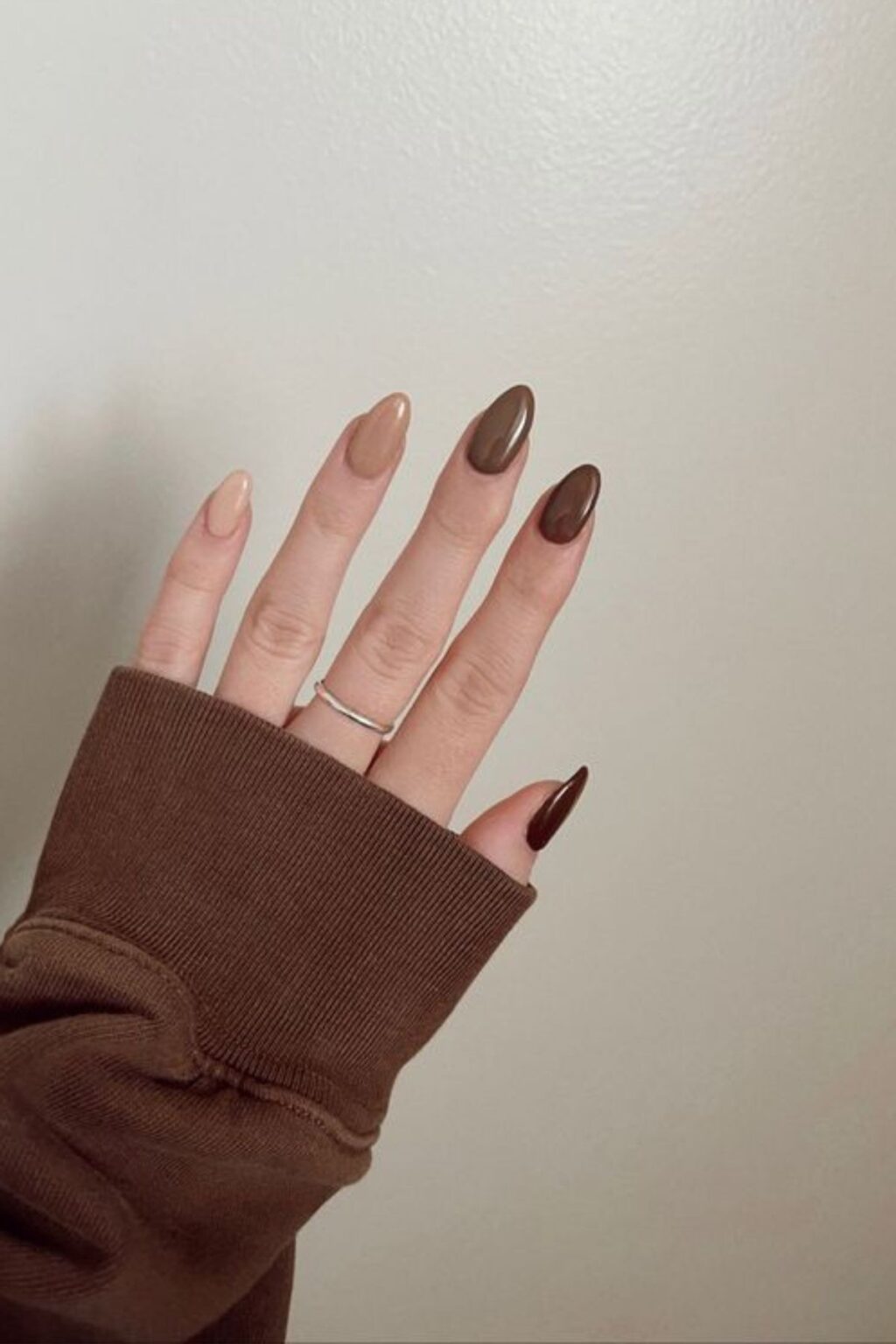 Nail Marrone: la tendenza autunno-inverno per le tue unghie