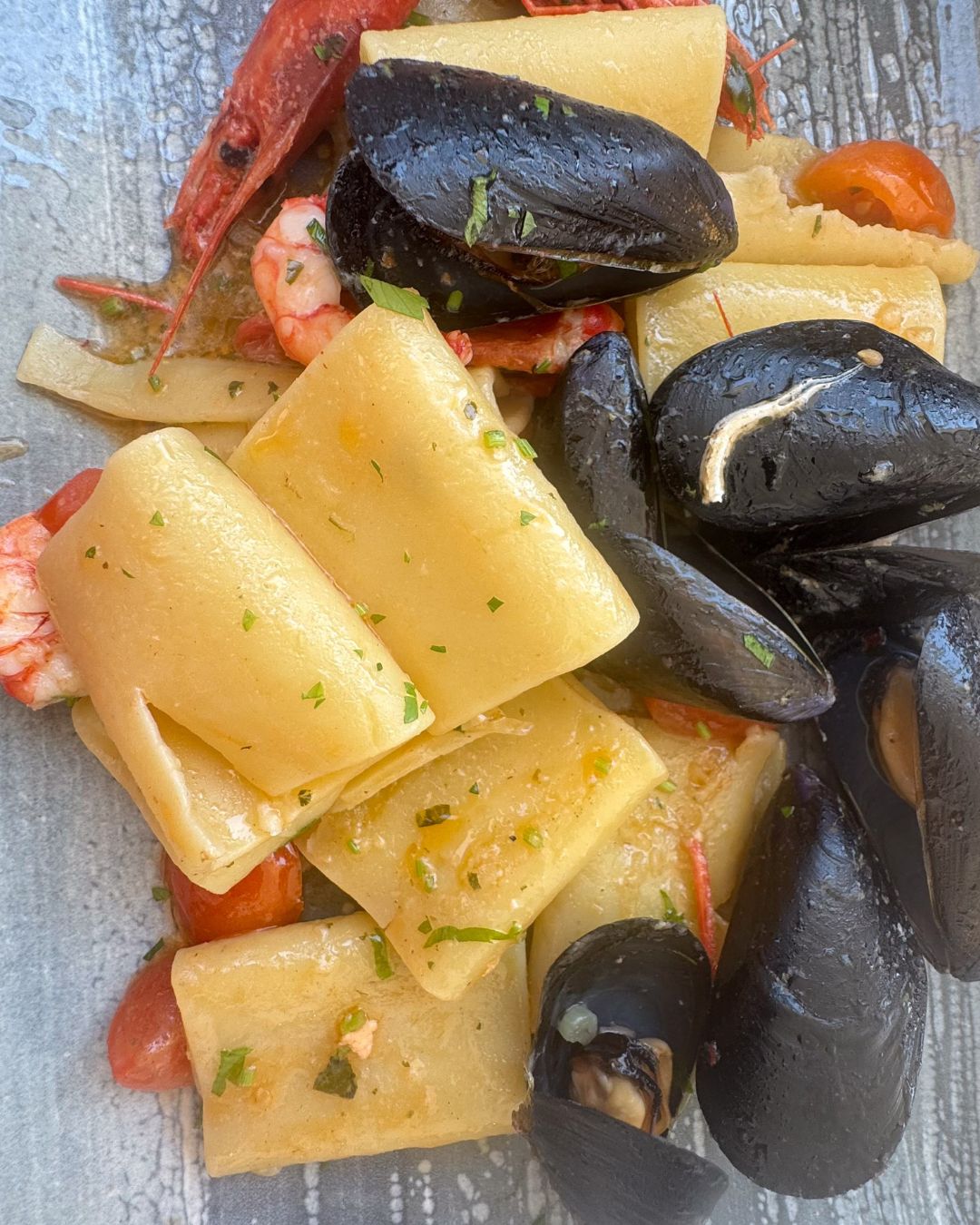 Paccheri Cozze e Gambero Rosso: il Profumo dell'Estate in un Piatto